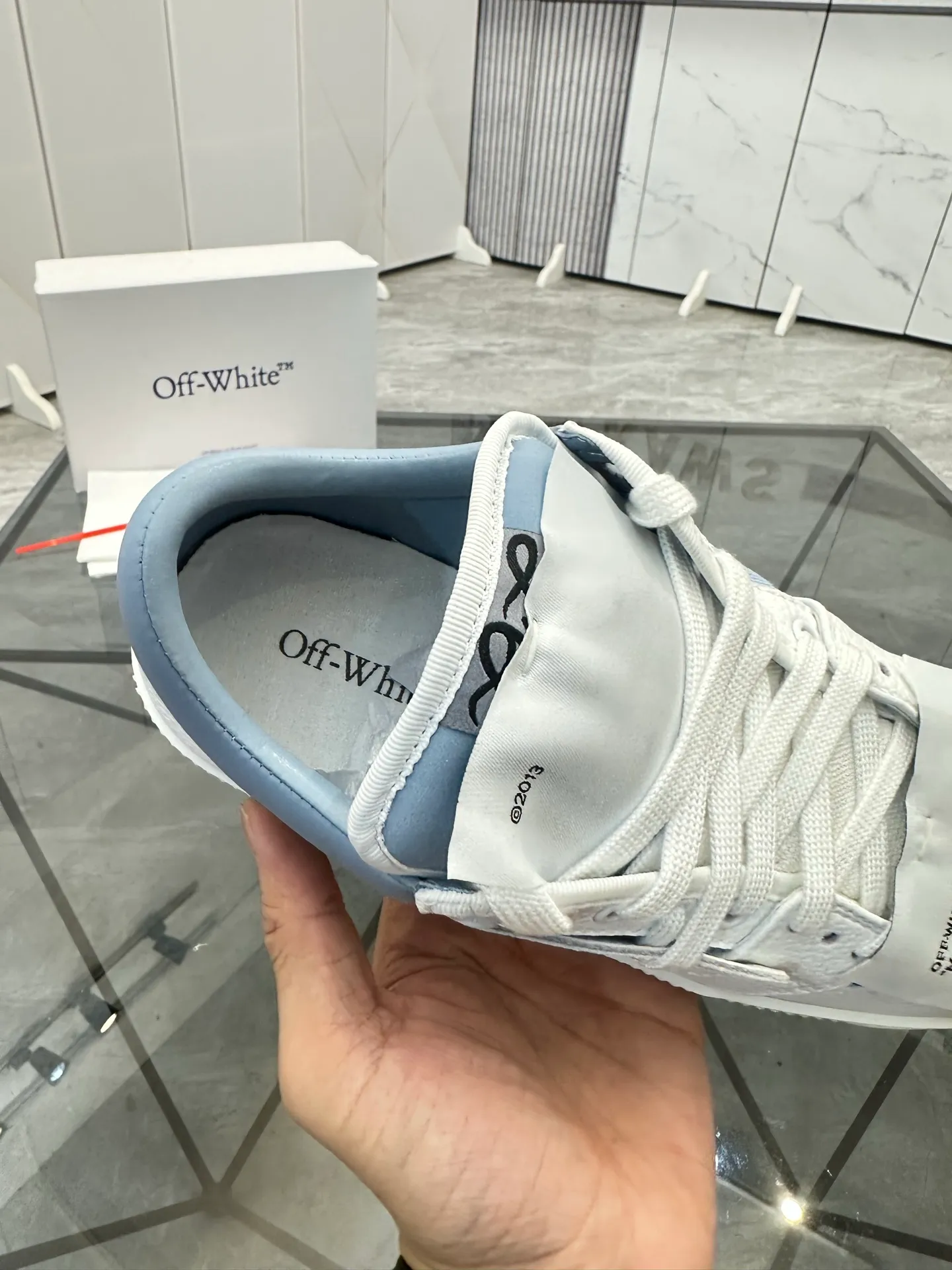 Selling men's shoes 💰: 💰P500¥ High-end top quality Product trademark: OFF WHITE *"OFF WHITE*" low-top casual shoes Regular size: 35-45 (can be customized to 46) Couple style Product materials: Upper imported first-layer cowhide stitched with original fabric, genuine leather lining, original outsole. No.: H203